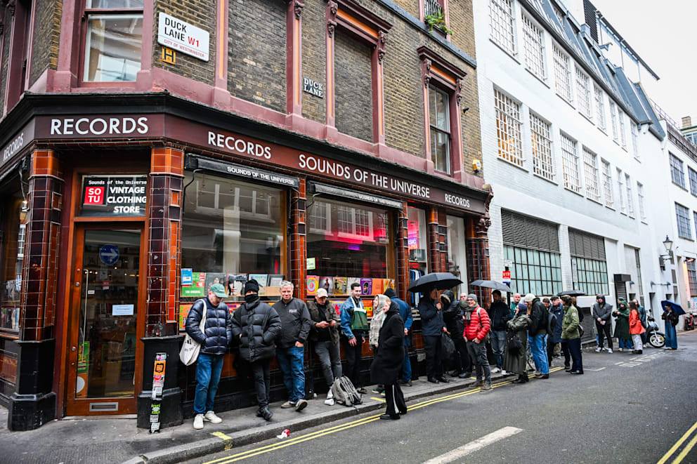 Stones fans lined up for "Sounds of Universe" in London.